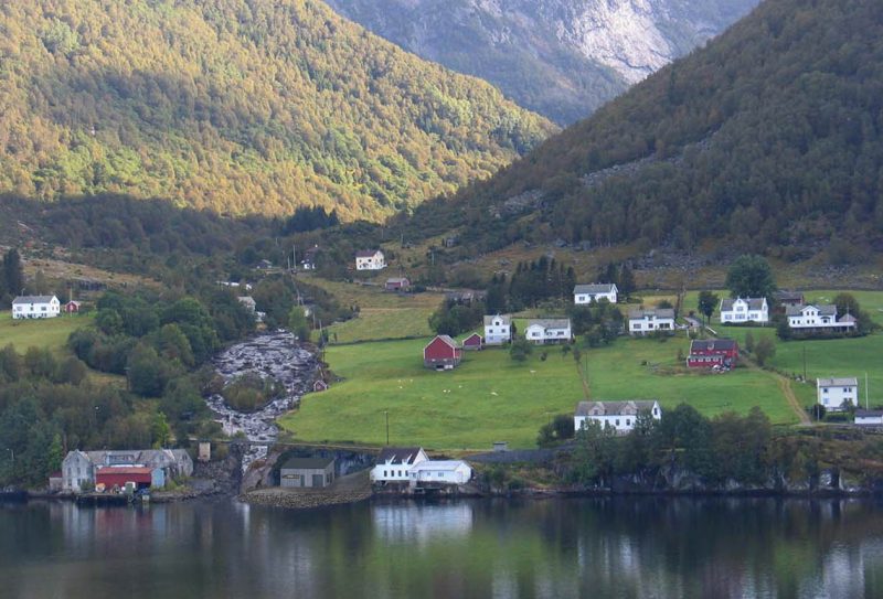 Bild på kraftverk och bergsdal i Masfjorden.